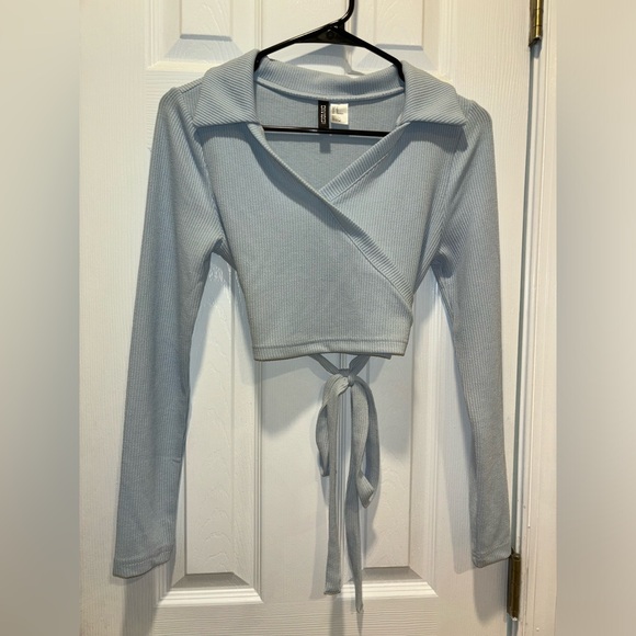 H&M divided light blue collared v-neck crop top size medium tie wrap - Picture 1 of 4